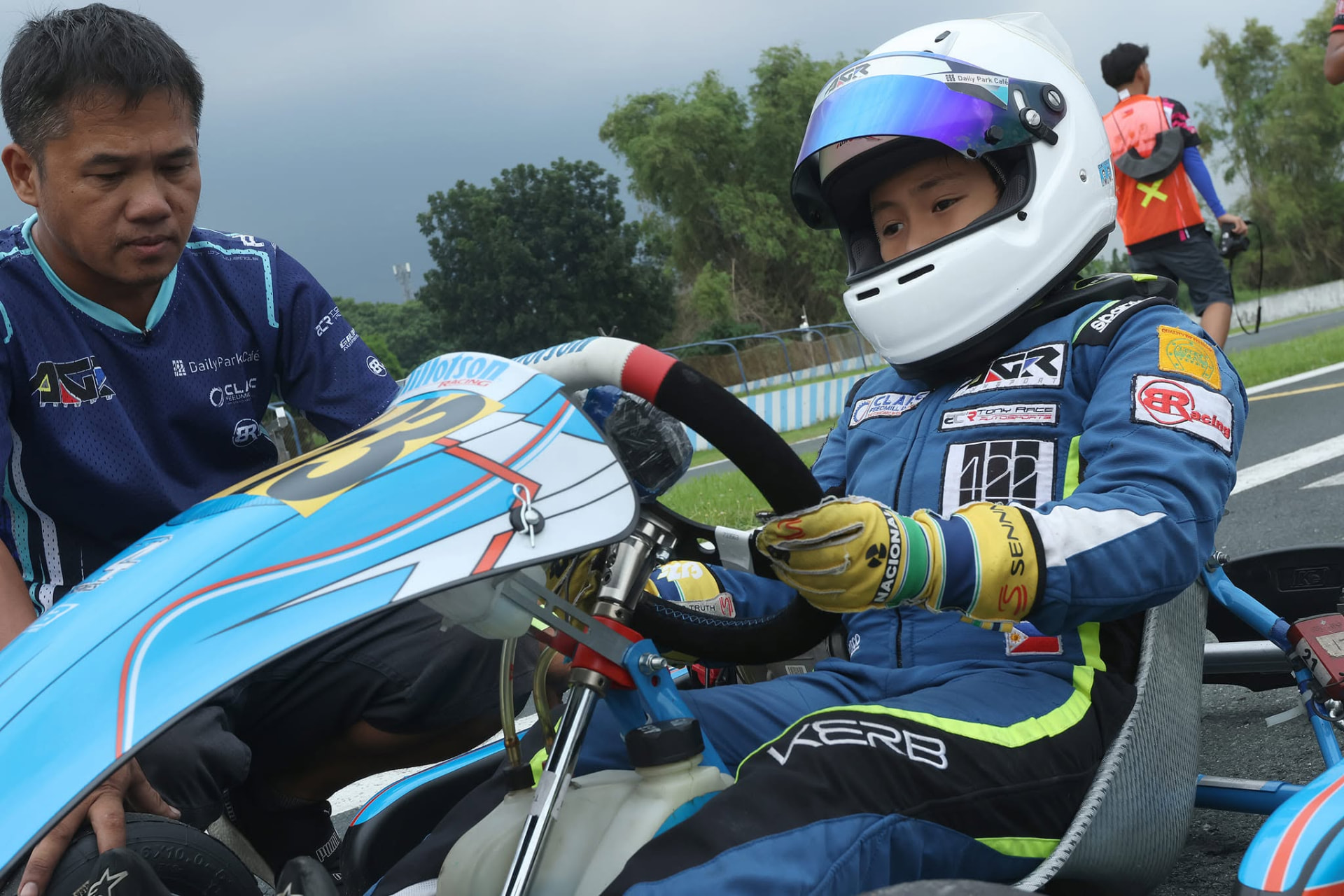 Antonio Racelis preparing with his team at Carmona