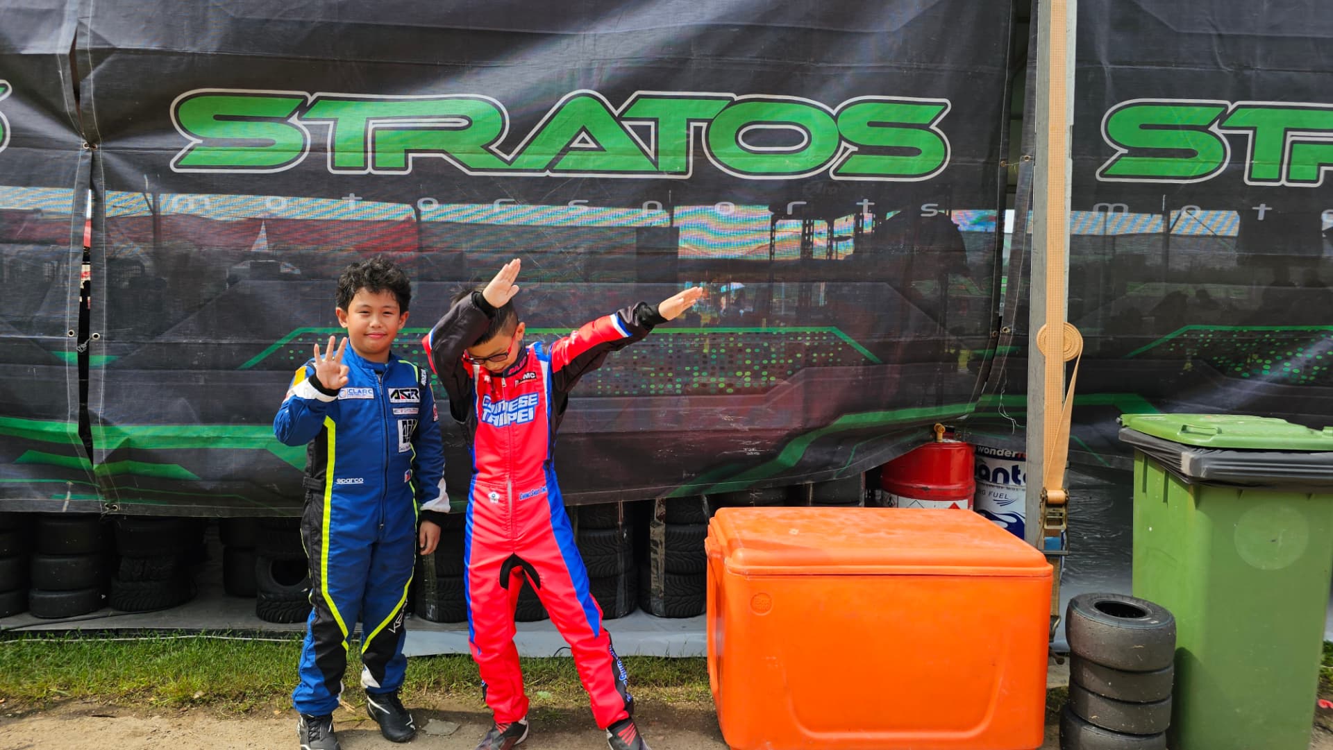 Antonio Racelis preparing with his team at Sepang