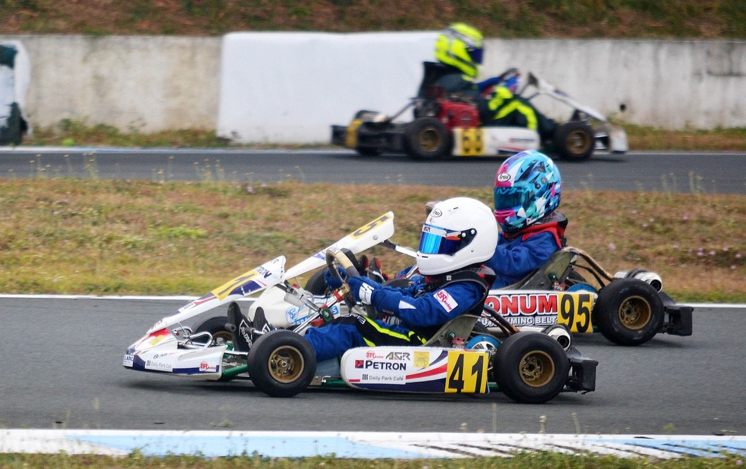 Antonio Racelis fighting for position through a corner in Carmona