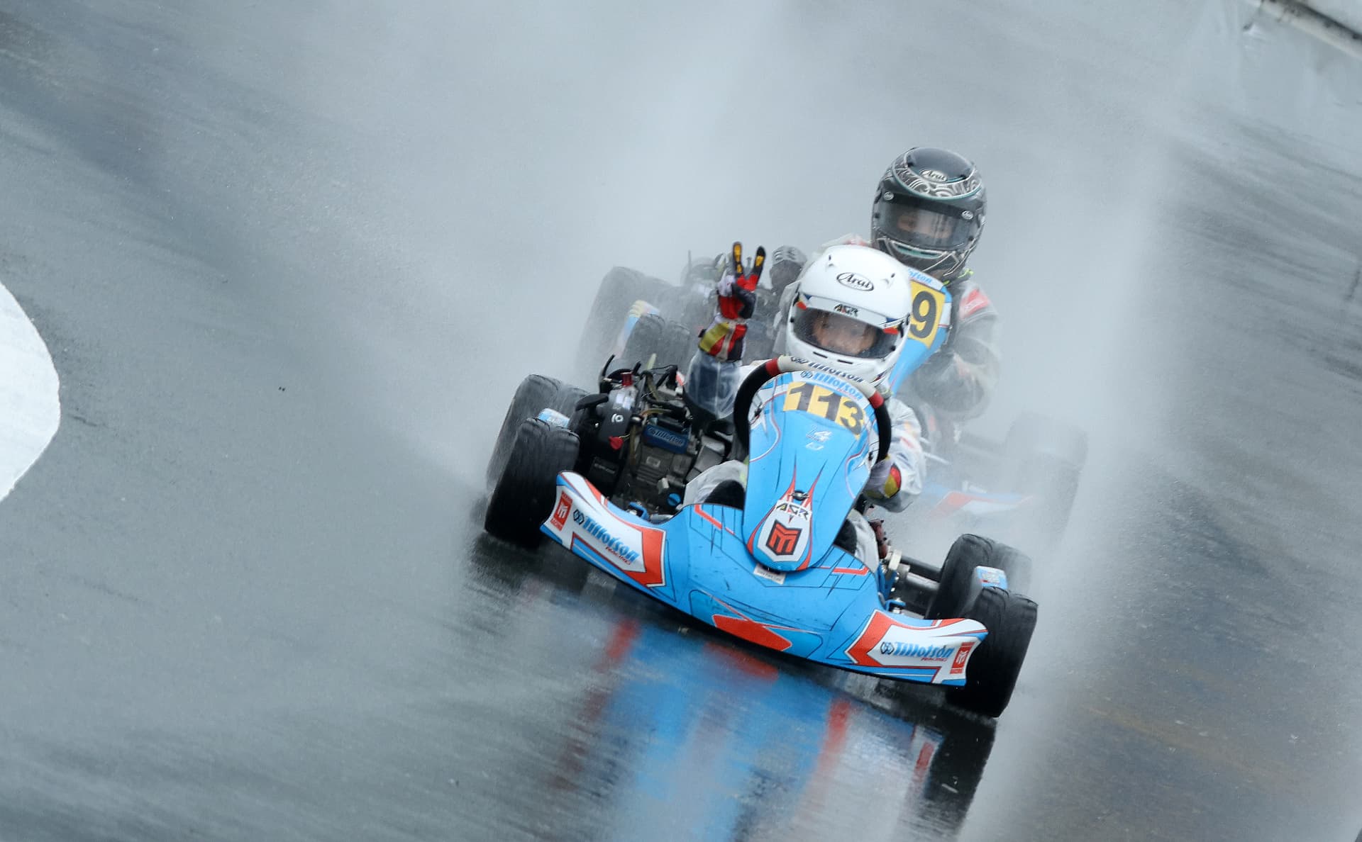 Antonio Racelis preparing with his team at the T4 Cup finale
