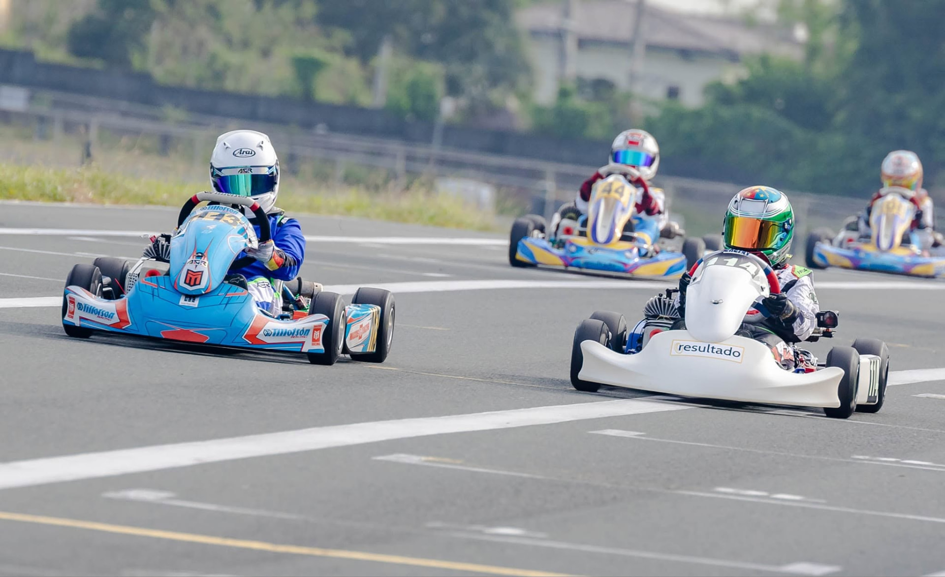 Antonio Racelis fighting through the field in the MiniROK final