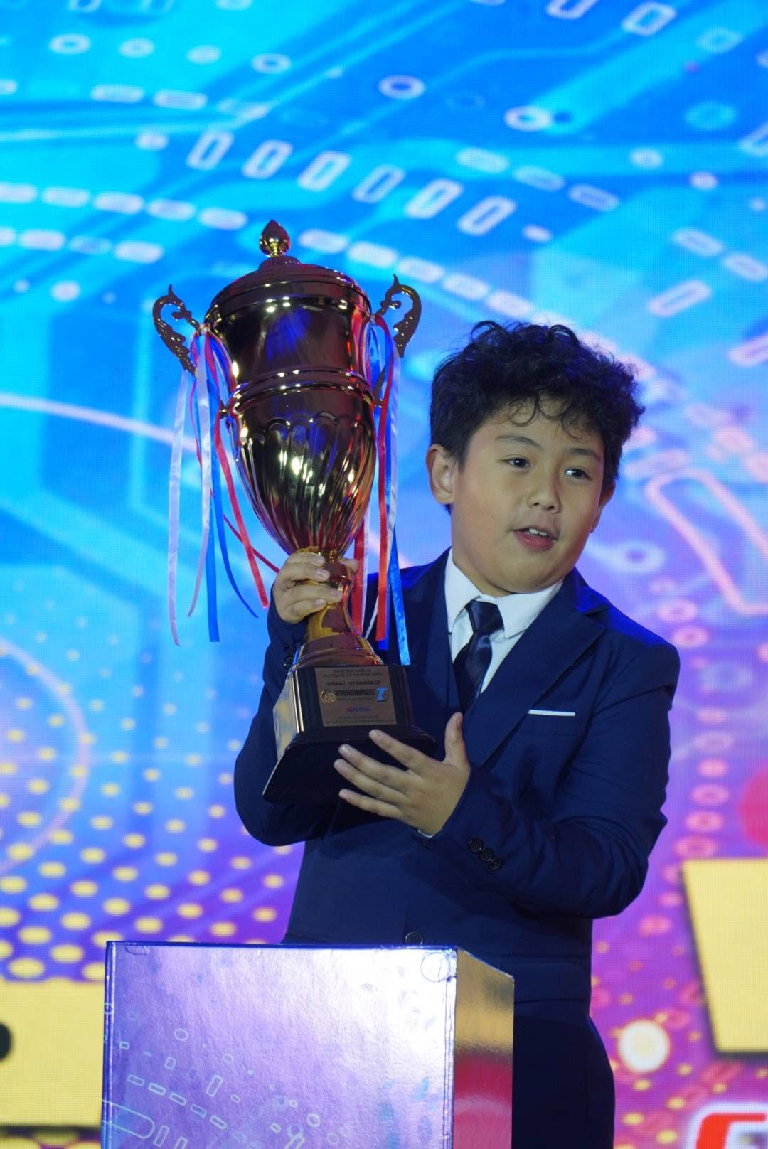 Antonio Racelis holding his Golden Wheel Awards trophy