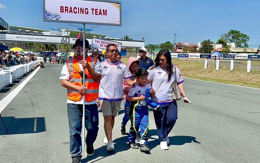 The drivers' parade before the Carmona clubrace