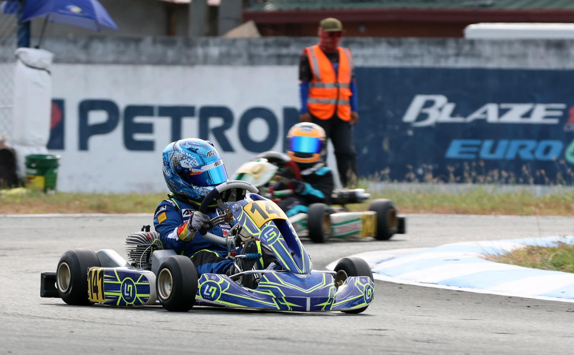 Antonio Racelis leading a rival through a corner